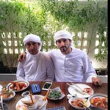 Crazy Rich Arabs est une série qui raconte ma vie à Dubaï, au palais Zabeel. Je suis peut-être le prince héritier de Dubaï, mais croyez-moi, ma famille est bruyante et pleine de vie. Elle est très nombreuse, car j'ai de nombreux frères et sœurs. Nous vivons dans différents palais avec notre épouse principale et ses enfants. Nos autres épouses vivent dans leurs propres palais disséminés dans le royaume de Dubaï. Nous nous réunissons souvent pour les anniversaires, les mariages et autres fêtes. Parfois, après la prière à la mosquée, nous partageons de somptueux dîners. Mes frères et moi pratiquons régulièrement la plongée sous-marine, le snorkeling, l'équitation, le parachutisme et la natation à la plage. On ne s'ennuie jamais ! Nos épouses font du shopping ensemble chez Chanel et Versace pour acheter les derniers sacs à main et les dernières tendances. Nous nous rendons à Monte-Carlo dans nos bolides italiens de luxe. Nous sommes traités comme des rois partout où nous allons. Nous attirons l'attention des plus belles femmes du monde. Nous sommes toujours élégants, sentons divinement bon et profitons pleinement de la vie.
